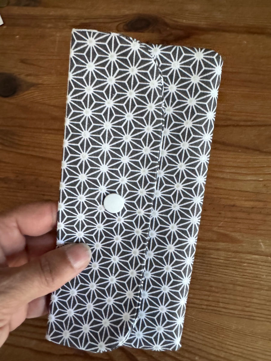 étui à lunettes gris foncé et blanc