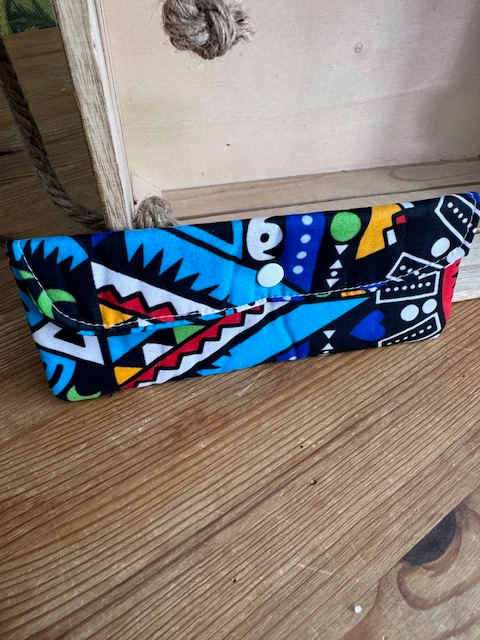 Etui à lunettes bleu jaune motif géométrique