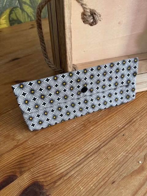 Etui à lunettes fleurs noires et jaunes